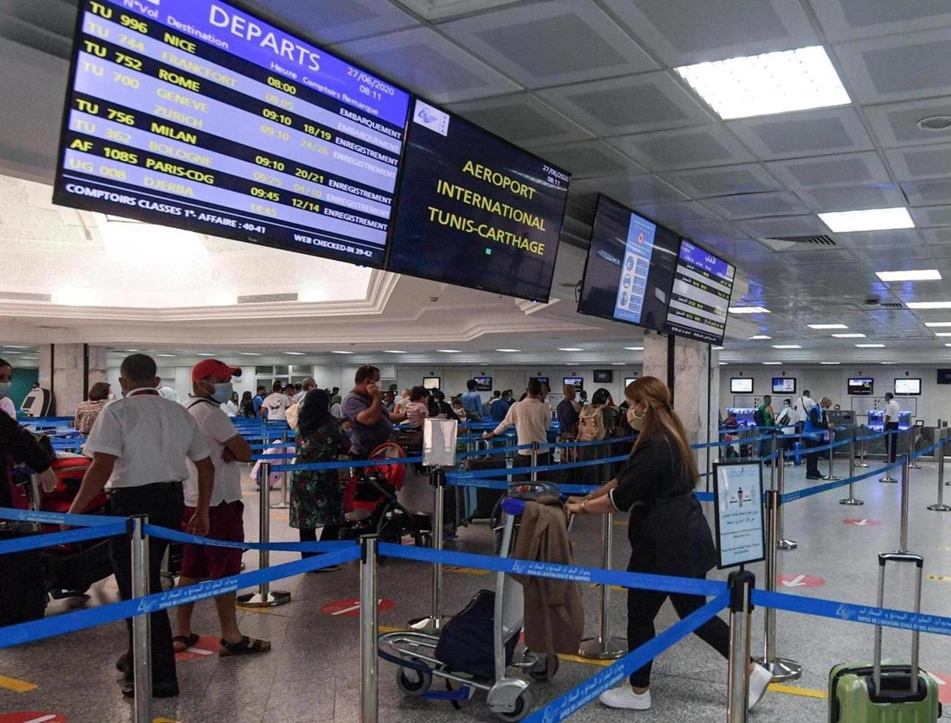 الجزائريون يحتجون في مطار تونس بعد تأجيل الرحلة 3 مرات الجزائريون يحتجون في مطار تونس بعد تأجيل الرحلة 3 مرات