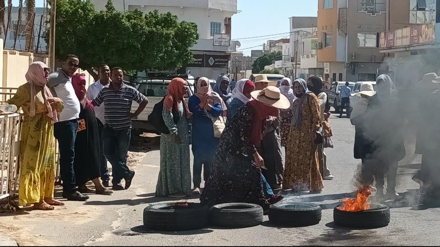 أعوان البستنة بقبلي يحتجون أعوان البستنة بقبلي يحتجون