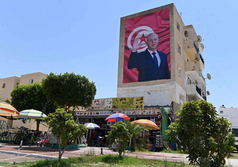 جون أفريك: تونس تغرق في شياطينها القديمة باستجابتها للنداء الاستبدادي لرئيسها