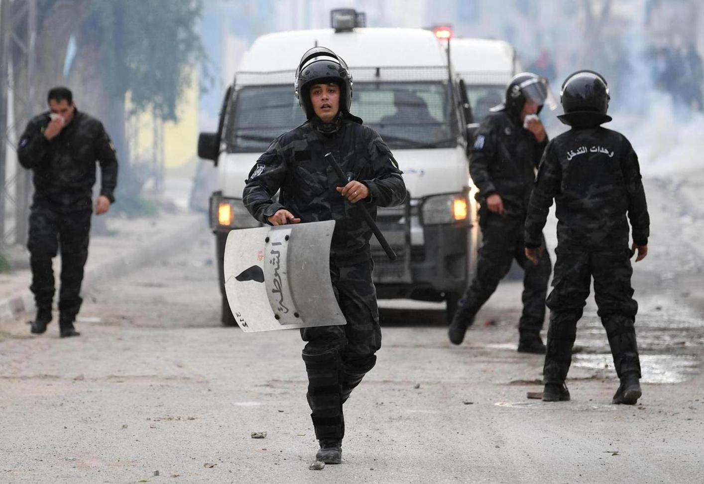 مواجهات بين الشرطة وأمنيين وتحذيرات من انقسام المكونات الأمنية في تونس مواجهات بين الشرطة وأمنيين وتحذيرات من انقسام المكونات الأمنية في تونس