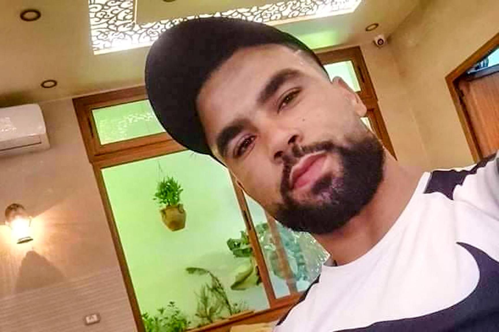 بائع متجوّل أم مهرب؟؛ مصرع تونسي برصاص عنصر جمارك وسط العاصمة يفجر غضبا واحتقانا بائع متجوّل أم مهرب؟؛ مصرع تونسي برصاص عنصر جمارك وسط العاصمة يفجر غضبا واحتقانا