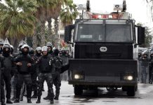 صدام بين “الداخلية” ونقابات الأمن في تونس عنوانه “حق الإضراب” صدام بين "الداخلية" ونقابات الأمن في تونس عنوانه "حق الإضراب"