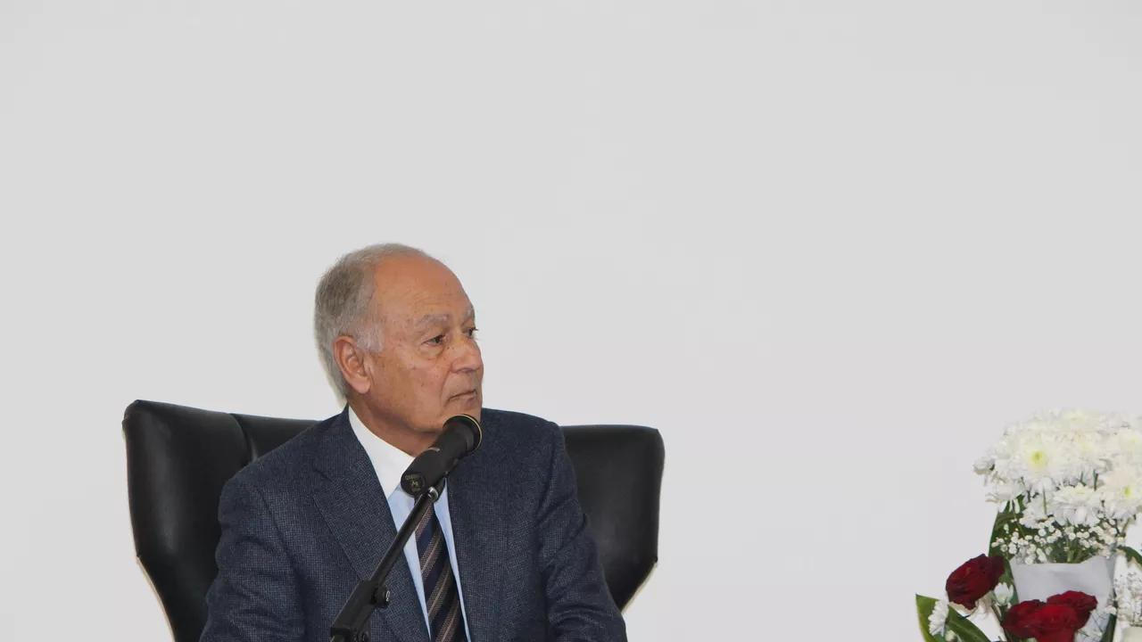 أمين عام الجامعة العربية: لا ينبغي أن تطغى القضايا العالمية على الأزمات المشتعلة في عالمنا العربي أمين عام الجامعة العربية: لا ينبغي أن تطغى القضايا العالمية على الأزمات المشتعلة في عالمنا العربي