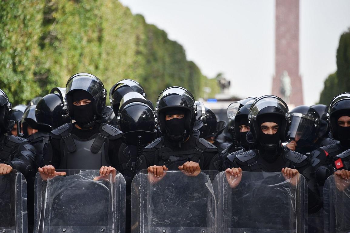 الداخلية التونسية تعلن حرباً واسعة على النقابات الأمنية وسط تحذيرات من تغوّلها وتهديدها للدولة الداخلية التونسية تعلن حرباً واسعة على النقابات الأمنية وسط تحذيرات من تغوّلها وتهديدها للدولة