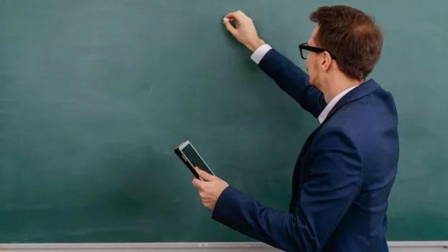 قفصة: أكثر من 300 أستاذ زائد عن النصاب قفصة: أكثر من 300 أستاذ زائد عن النصاب