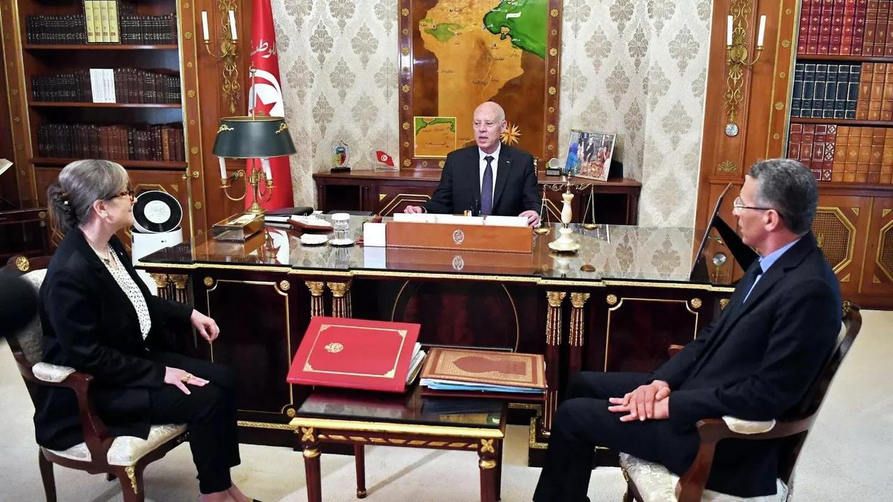 الرئيس التونسي يستقبل رئيسة الحكومة ويوجه بضرورة التصدي للاحتكار وارتفاع الأسعار الرئيس التونسي يستقبل رئيسة الحكومة ويوجه بضرورة التصدي للاحتكار وارتفاع الأسعار