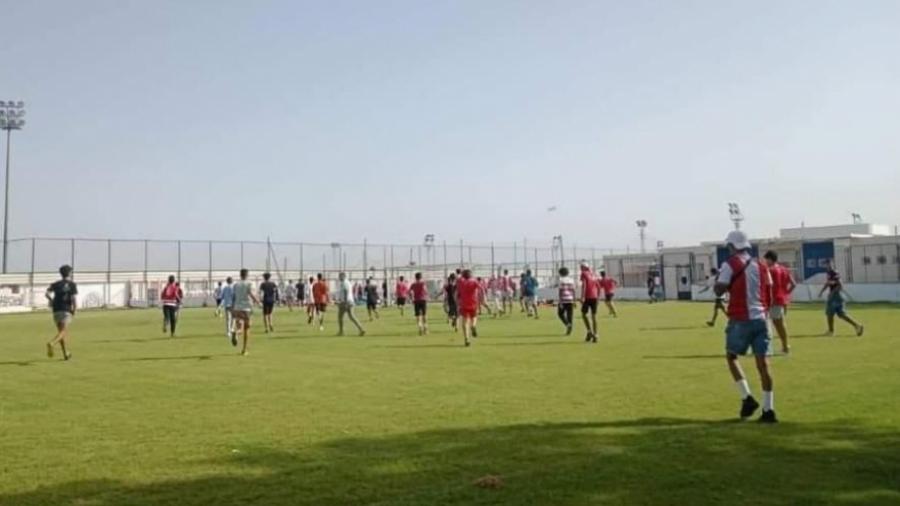 عدد من أحباء الإفريقي يقتحمون التمارين عدد من أحباء الإفريقي يقتحمون التمارين