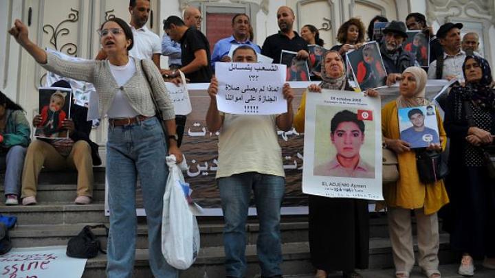 شرطة تونس تطلق الغاز لتفريق محتجين قرب موقع عقد القمة الفرنكوفونية