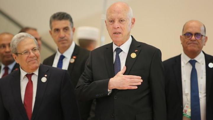 القمة الفرنكوفونية في تونس: أسئلة الصمود وعزلة قيس سعيّد