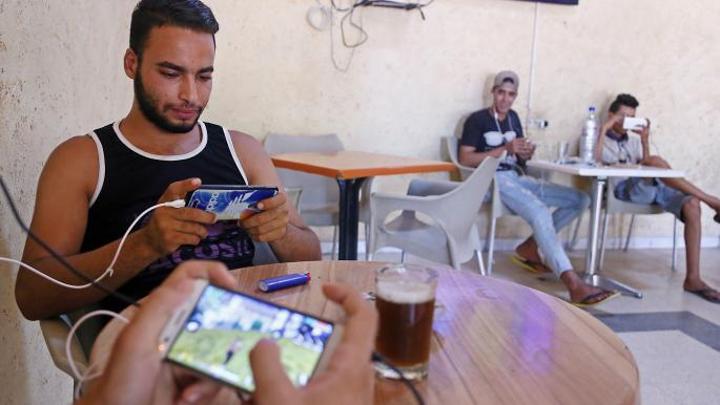 المراهنات الإلكترونية؛ مغامرة الحظ القليل لشبان تونسيين