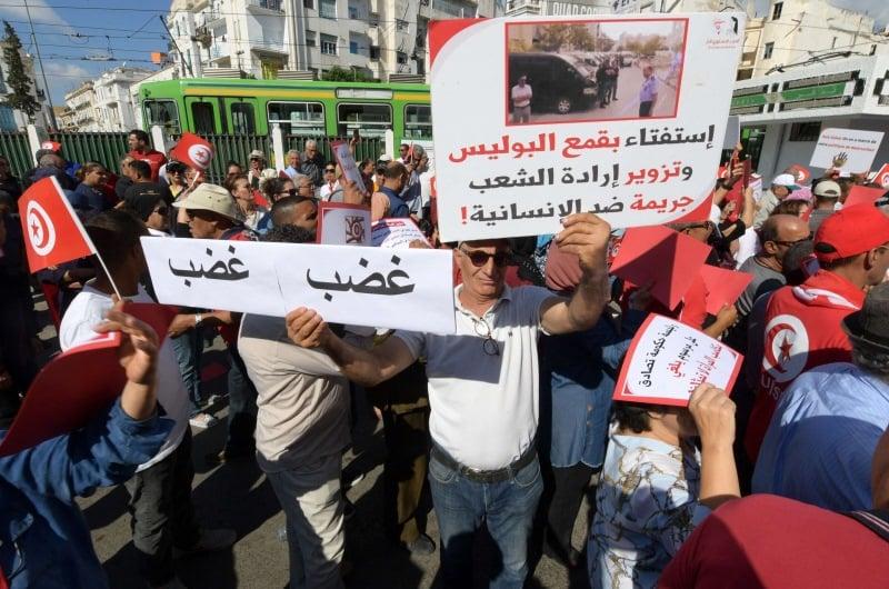 لوفيغارو: الديمقراطية تحتضر في تونس