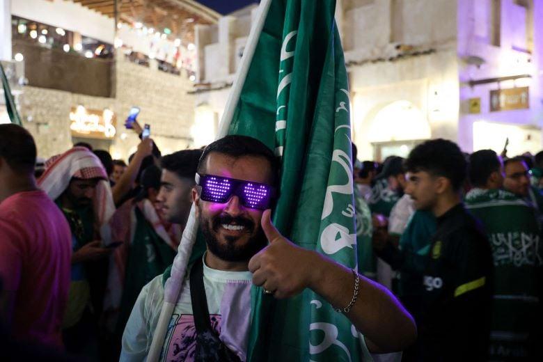 احتفالات عارمة في قطر ابتهاجاً بنتائج الأخضر السعودي ونسور قرطاج
