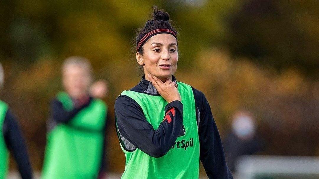 أثناء مباراة تونس والدنمارك؛ محللة تلفزيونية تترك الاستوديو بعد تلقيها نبأ وفاة والدتها