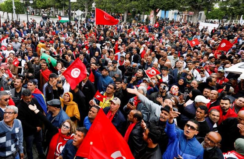 هيئة الانتخابات متهمة بانتهاك خصوصية التونسيين