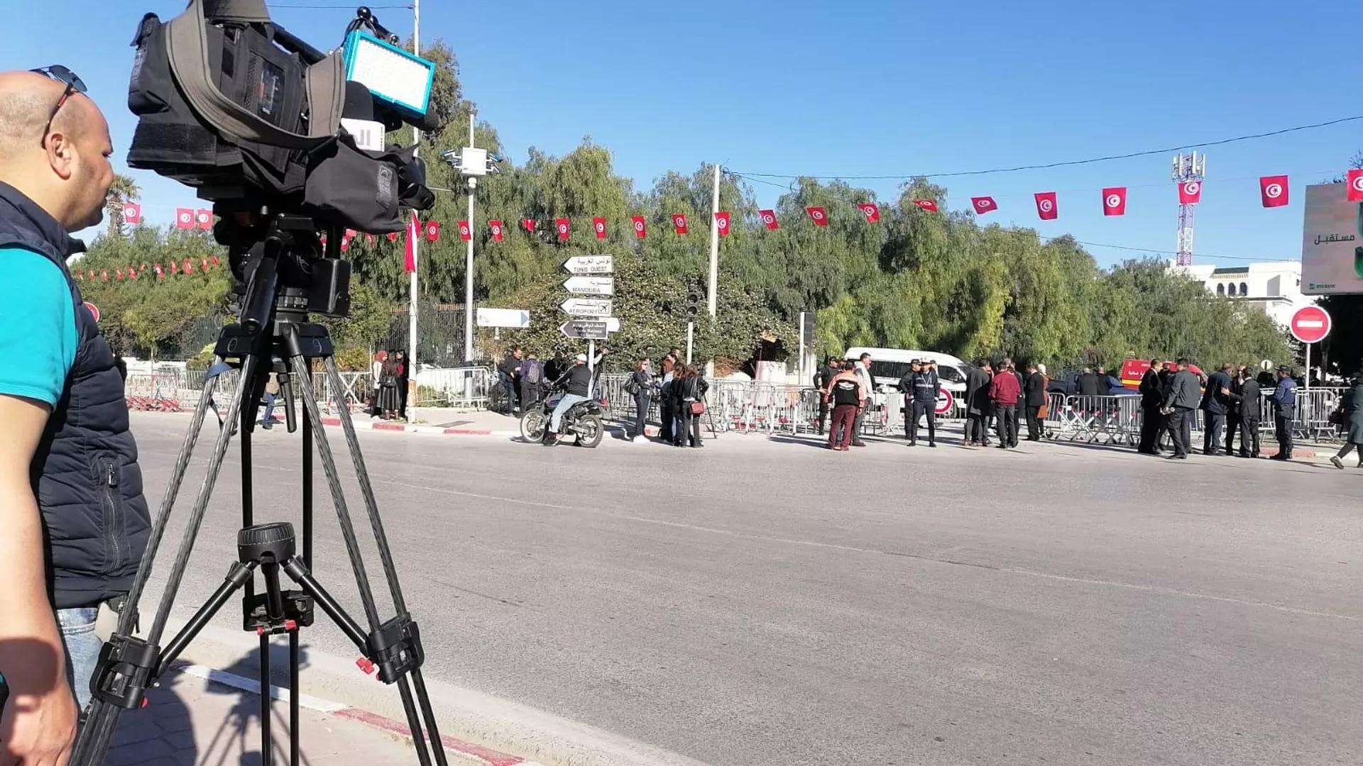 البرلمان التونسي الجديد يعقد أولى جلساته ويمنع الإعلام الأجنبي والخاص من التغطية