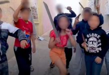 تحقيق أمني بـ”فيديو كليب” صادم يصور أطفالاً يشهرون أسلحة بيضاء تحقيق أمني بـ"فيديو كليب" صادم يصور أطفالاً يشهرون أسلحة بيضاء