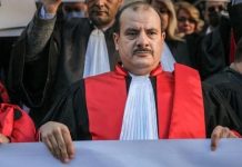 وقفة للاحتجاج ضد التحقيق مع رئيس جمعية القضاة وقفة للاحتجاج ضد التحقيق مع رئيس جمعية القضاة