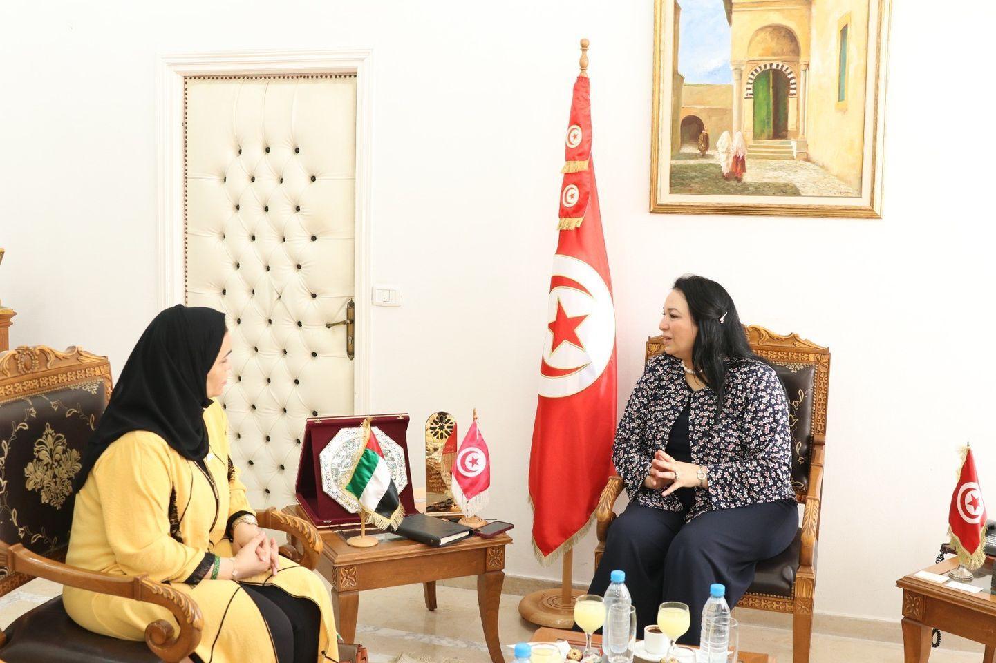 وزيرة الأسرة تتباحث مع سفيرة الإمارات بتونس حول الخطة الوطنية للمرأة والتغييرات المناخية وزيرة الأسرة تتباحث مع سفيرة الإمارات بتونس حول الخطة الوطنية للمرأة والتغييرات المناخية