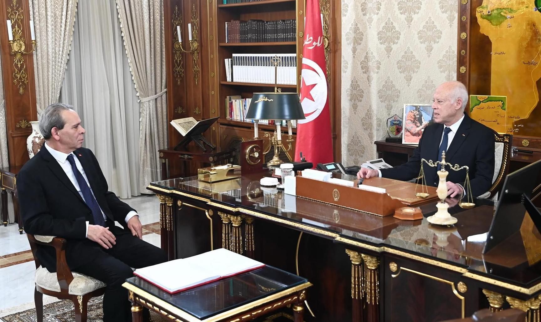 انطلاق تنفيذ الأمر عدد 591 والاعداد لمشروع الميزانية وقانون المالية لسنة 2024 أبرز محاور لقاء رئيس الدولة برئيس الحكومة انطلاق تنفيذ الأمر عدد 591 والاعداد لمشروع الميزانية وقانون المالية لسنة 2024 أبرز محاور لقاء رئيس الدولة برئيس الحكومة