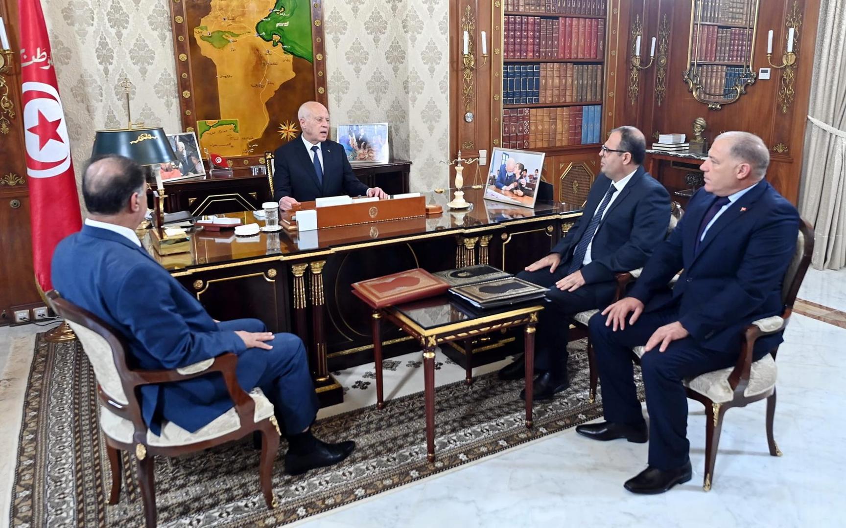 رئيس الجمهورية يجتمع بوزير الداخلية والمدير العام للأمن الوطني والمدير العام آمر الحرس الوطني رئيس الجمهورية يجتمع بوزير الداخلية والمدير العام للأمن الوطني والمدير العام آمر الحرس الوطني