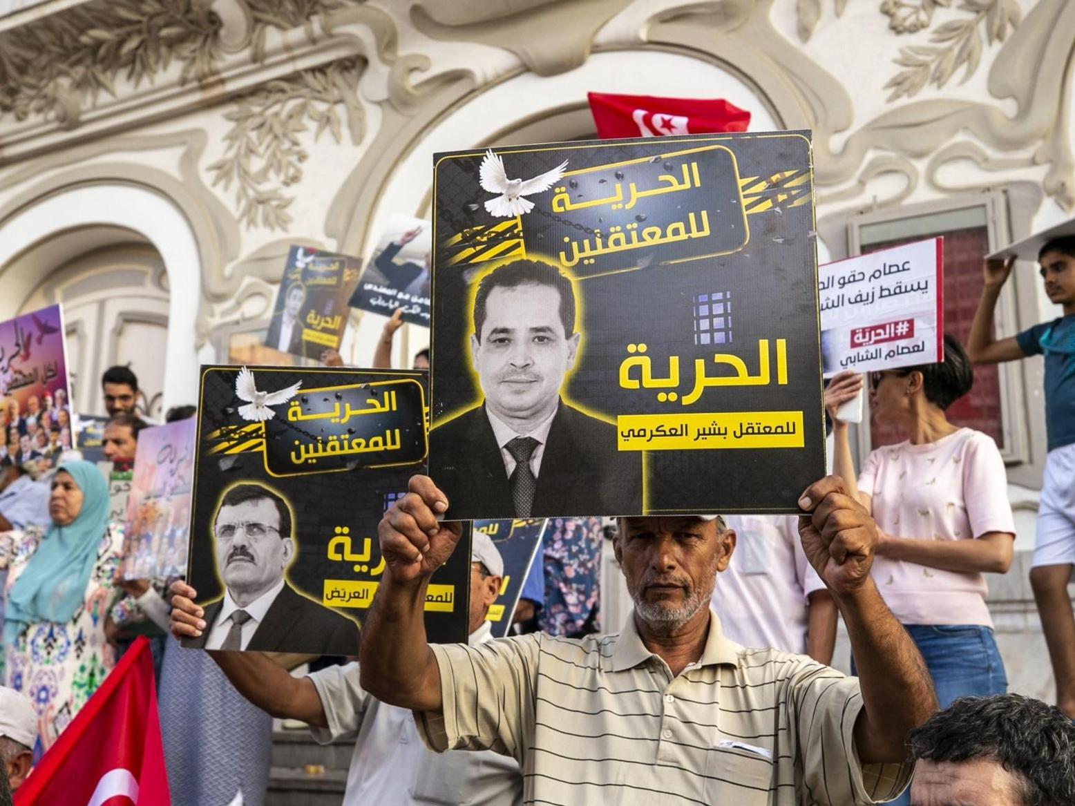 عائلات المعتقلين السياسيين في تونس تبدأ اعتصاما مفتوحا للإفراج عنهم عائلات المعتقلين السياسيين في تونس تبدأ اعتصاما مفتوحا للإفراج عنهم
