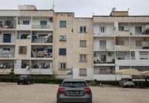 تونسيون ينتظرون السيارات الشعبية تونسيون ينتظرون السيارات الشعبية