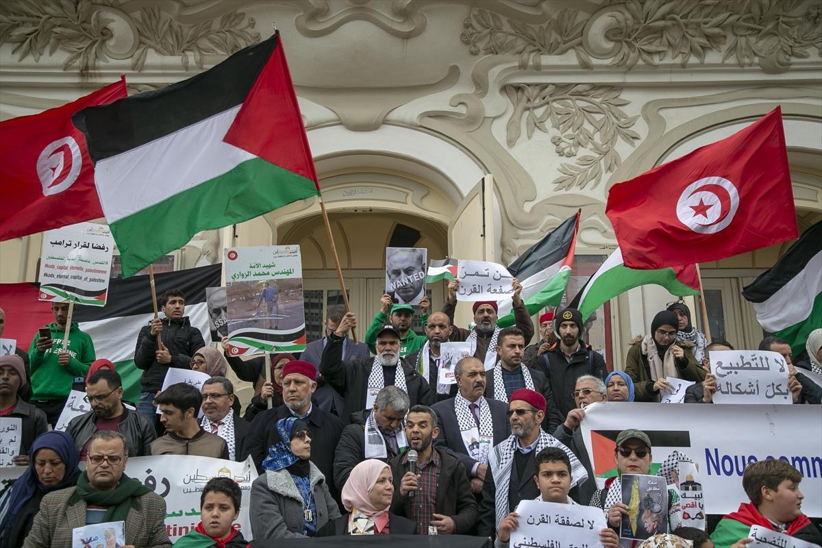وقفة أمام المسرح البلدي بالعاصمة تدين اعتداءات اسرائيل وتشيد بالمقاومة الفلسطينية وقفة أمام المسرح البلدي بالعاصمة تدين اعتداءات اسرائيل وتشيد بالمقاومة الفلسطينية