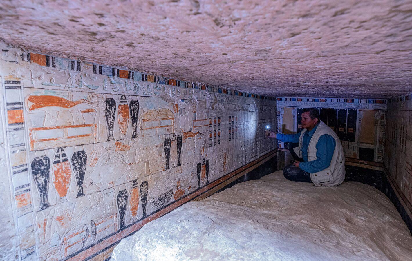 اكتشاف المئات من جرار النبيذ في صعيد مصر تعود لـ5000 عام... صور اكتشاف المئات من جرار النبيذ في صعيد مصر تعود لـ5000 عام... صور