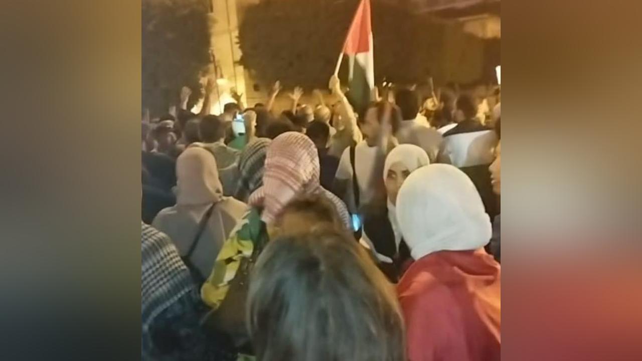 وقفة تضامنية مع قطاع غزة في مواجهة العدوان الصهيوني امام مقر سفارة فرنسا بتونس