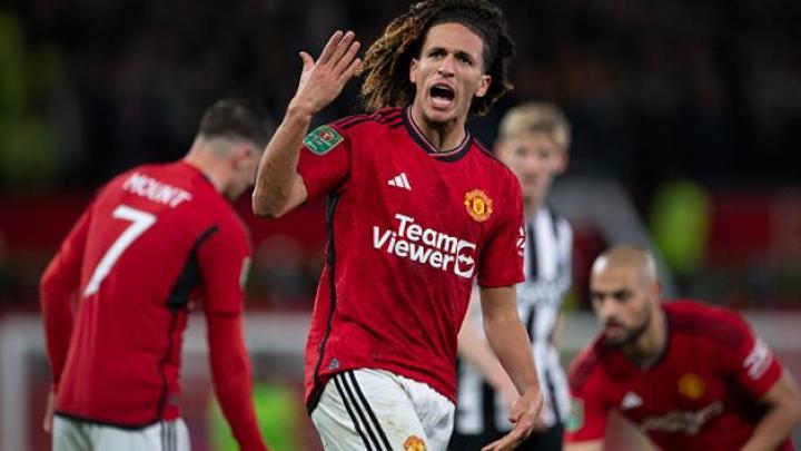 المجبري يورط أسطورة مانشستر مع جماهير 