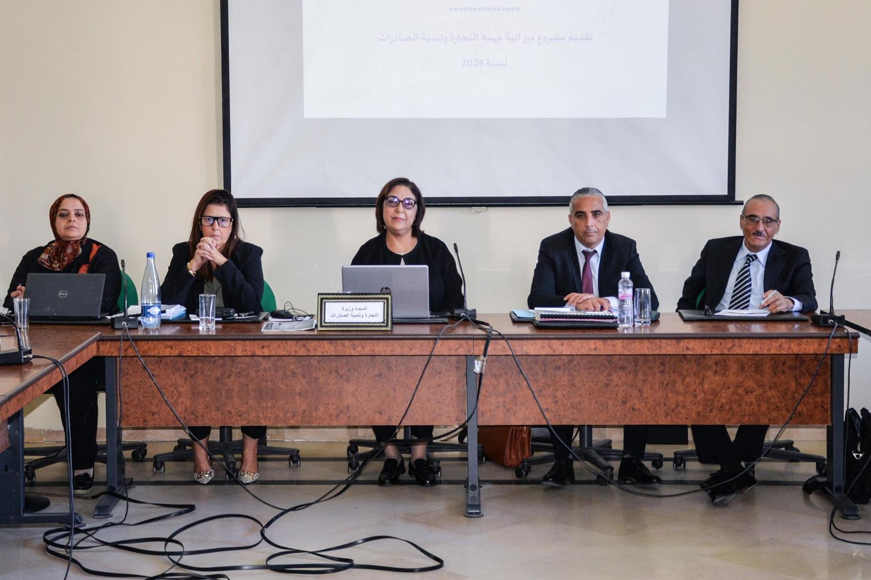 لجنة الصّناعة والتجارة بالبرلمان عقدت جلسة استماع الى وزيرة التجارة امس الاربعاء لجنة الصّناعة والتجارة بالبرلمان عقدت جلسة استماع الى وزيرة التجارة امس الاربعاء