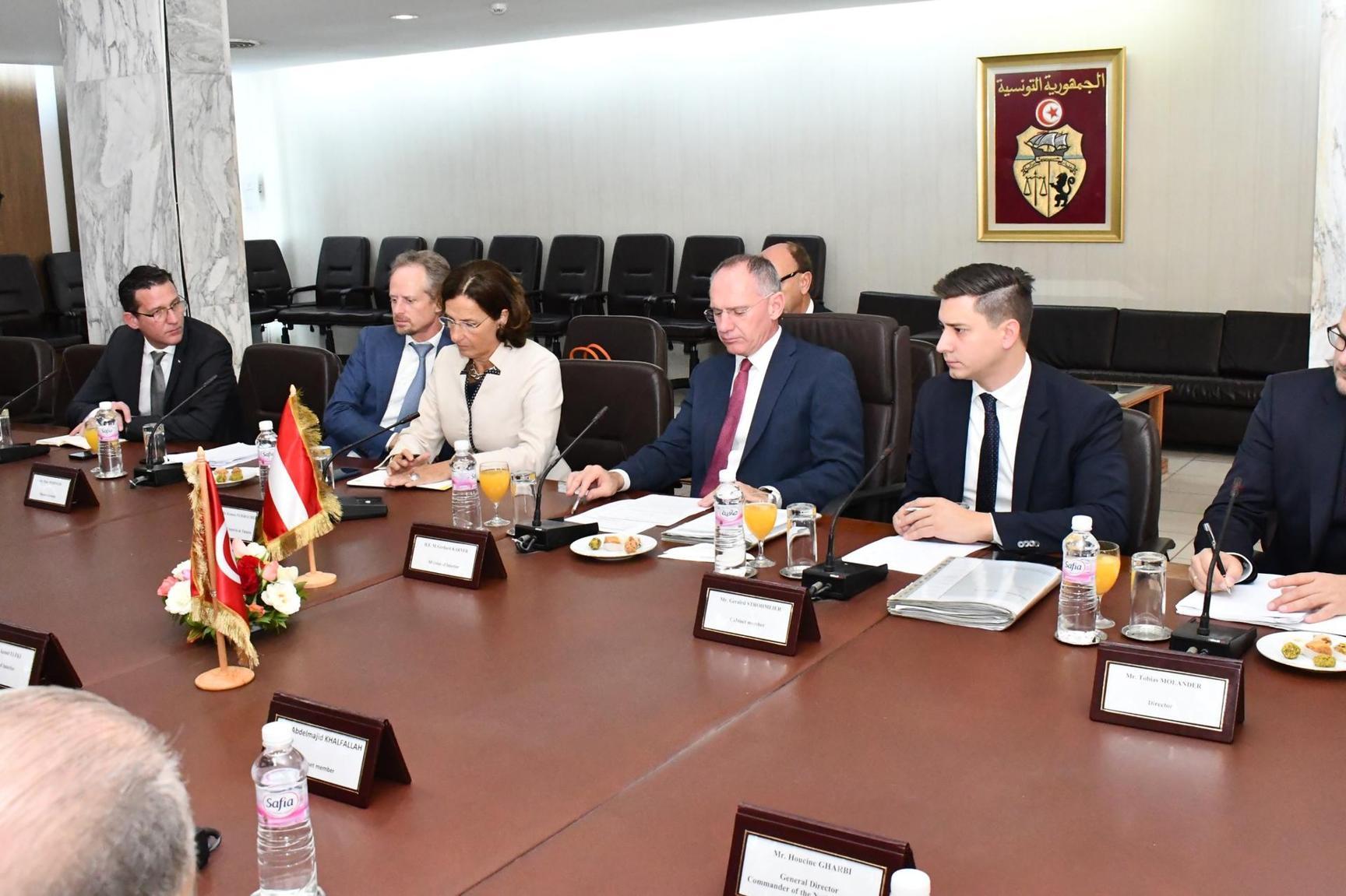 وزير الداخلية يلتقي نظيره النمساوي وامضاء اتفاقية لفائدة الحماية المدنية وزير الداخلية يلتقي نظيره النمساوي وامضاء اتفاقية لفائدة الحماية المدنية