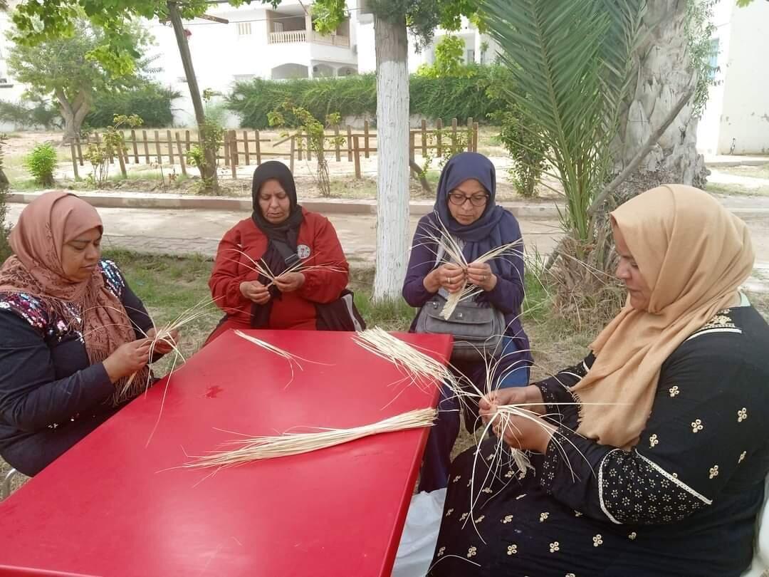 نساء تونس يحاربن تغير المناخ بمخلفات النخيل