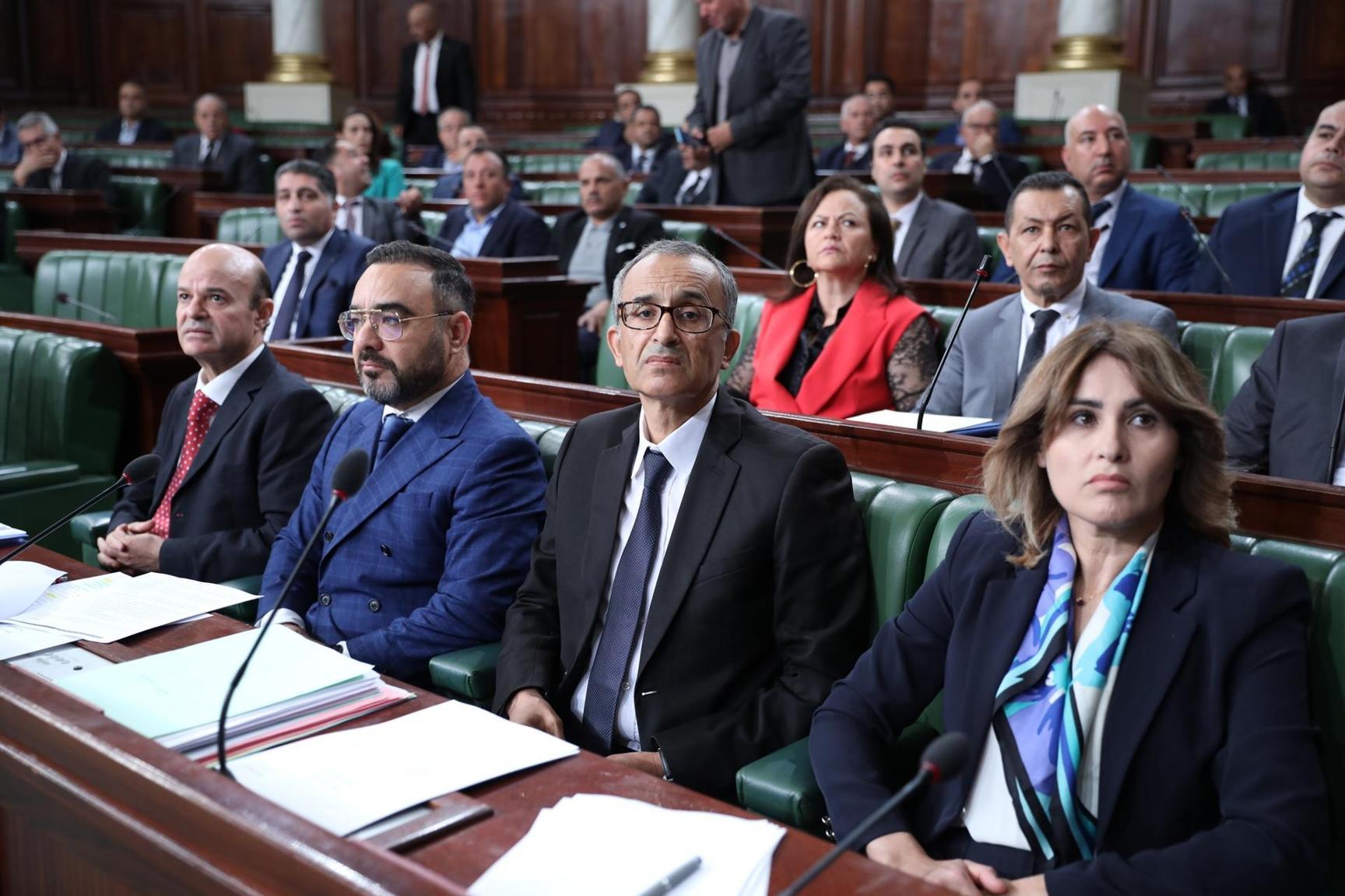 ممثل رئاسة الجمهورية: الزيادة في الميزانية تعود لارتفاع نفقات التأجير بسبب الانتدابات الجديدة ونفقات التسيير والتدخلات ممثل رئاسة الجمهورية: الزيادة في الميزانية تعود لارتفاع نفقات التأجير بسبب الانتدابات الجديدة ونفقات التسيير والتدخلات