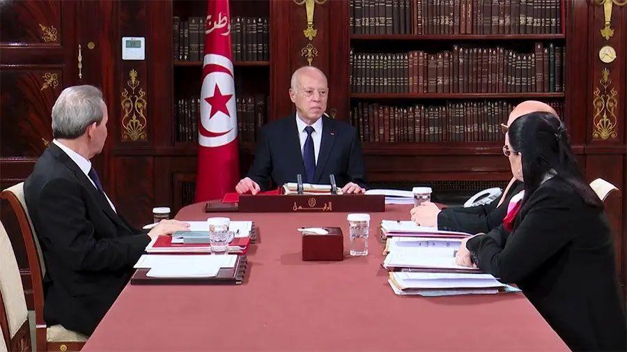 قيس سعيد: الصلح الجزائي ليس للتنكيل.. ولن يُسجن من يعيد أموال الشعب قيس سعيد: الصلح الجزائي ليس للتنكيل.. ولن يُسجن من يعيد أموال الشعب