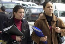 تونسيات عاطلات بسبب رفض العائلة عملهن تونسيات عاطلات بسبب رفض العائلة عملهن