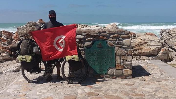 خالد شبّوب... تونسي يصل إلى أقصى نقطة في أفريقيا على متن دراجة