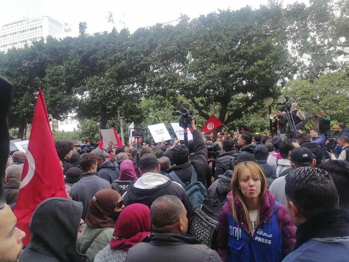 السلطات التونسية تزيل خيام المهاجرين... الأزمة تتصاعد والغضب يجتاح الشوارع