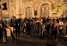 وقفة ليلية في تونس احتجاجاً على قصف الضاحية الجنوبية لبيروت وقفة ليلية في تونس احتجاجاً على قصف الضاحية الجنوبية لبيروت