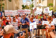 صحفيون يحتجون أمام مقر هيئة الانتخابات ضد “التضييقات” صحفيون يحتجون أمام مقر هيئة الانتخابات ضد "التضييقات"