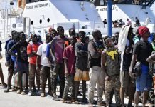 تونس تنفي وصول 300 مهاجر غير نظامي من سواحلها إلى إيطاليا تونس تنفي وصول 300 مهاجر غير نظامي من سواحلها إلى إيطاليا