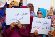 عاملات الزراعة في تونس يكسرن حاجز الصمت للدفاع عن حقوقهن عاملات الزراعة في تونس يكسرن حاجز الصمت للدفاع عن حقوقهن