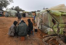 تونس تبدأ إخلاء مخيمات تضم آلاف المهاجرين غير النظاميين تونس تبدأ إخلاء مخيمات تضم آلاف المهاجرين غير النظاميين