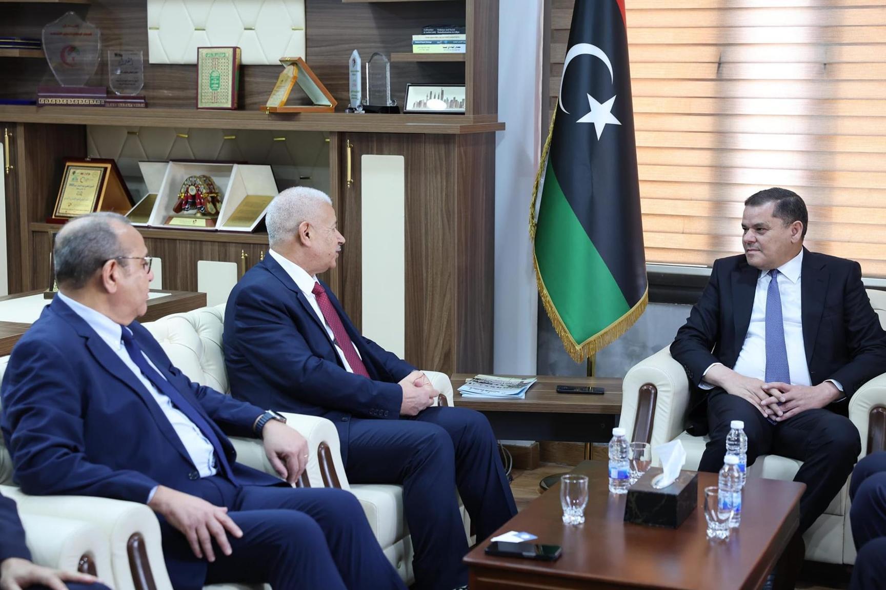 رئيس حكومة الوحدة الوطنية الليبية يستقبل وزير التشغيل التونسي رئيس حكومة الوحدة الوطنية الليبية يستقبل وزير التشغيل التونسي