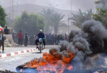 “المزونة”.. هدوء نسبي بعد إضراب ومواجهات بين الأمن ومحتجين