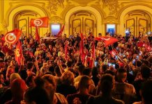 أنصار سعيّد يحتجون على “التدخل الأجنبي” بشؤون بلادهم أنصار سعيّد يحتجون على "التدخل الأجنبي" بشؤون بلادهم