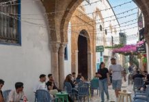 تونسيون يكافحون البطالة بمشاريع المقاهي والمطاعم الشعبية تونسيون يكافحون البطالة بمشاريع المقاهي والمطاعم الشعبية