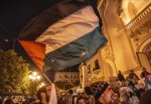 تونسيون يواصلون الاعتصام أمام سفارة واشنطن لليوم الثامن تونسيون يواصلون الاعتصام أمام سفارة واشنطن لليوم الثامن