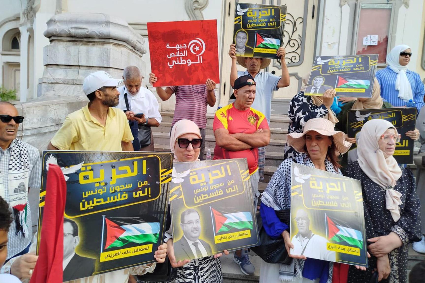 احتجاج عائلات سجناء سياسيي النهضة على أوضاعهم الصحية احتجاج عائلات سجناء سياسيي النهضة على أوضاعهم الصحية