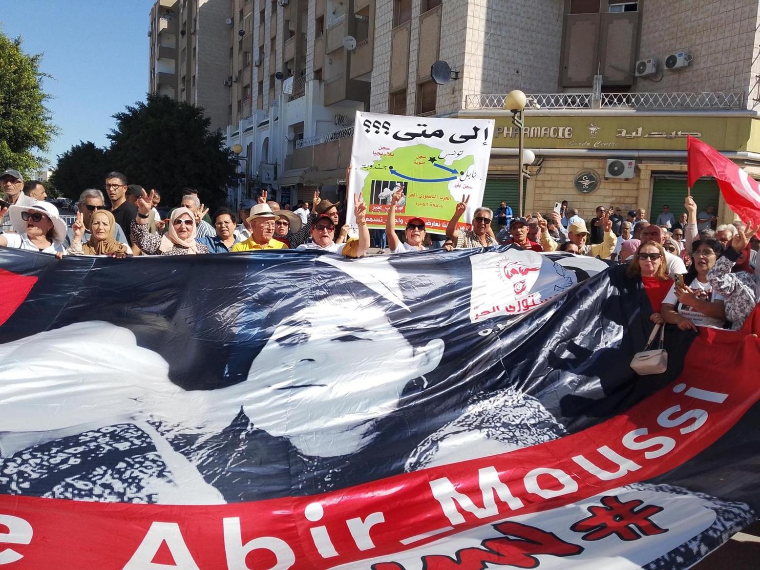 مناصرو رئيسة الحزب الدستوري الحر يطالبون في وقفة بإطلاق سراحها مناصرو رئيسة الحزب الدستوري الحر يطالبون في وقفة بإطلاق سراحها
